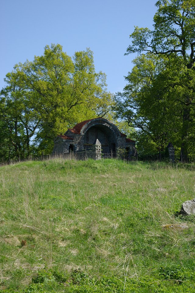 Färna herrgård - maj 2008 mausoleum kulle