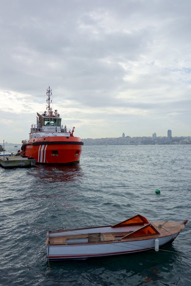 Bosporen Istanbul - mars 2013 red boat bosporen
