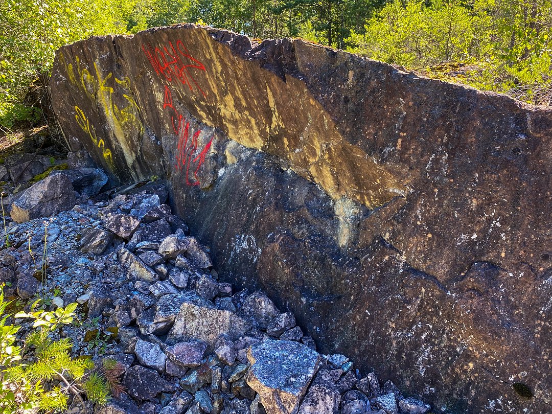 Finntorpsbrottet, Sala - juli 2022 brun klippa