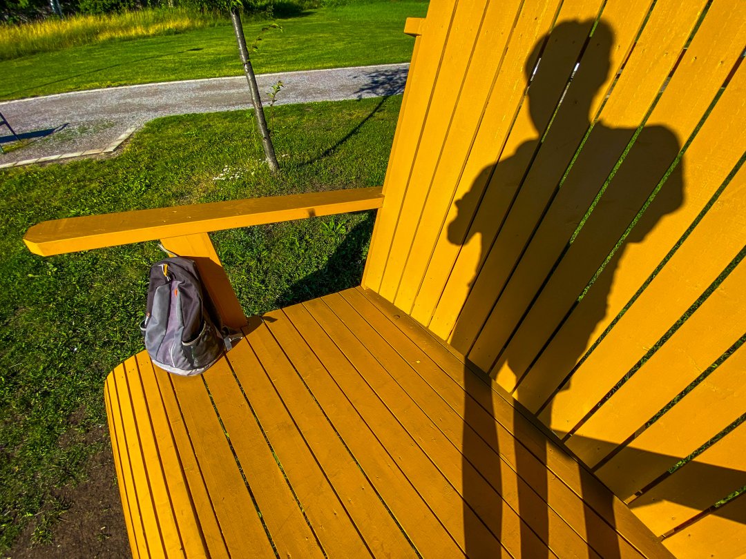 Kyrkparken, Järfälla - juli 2022 skuggan av en man