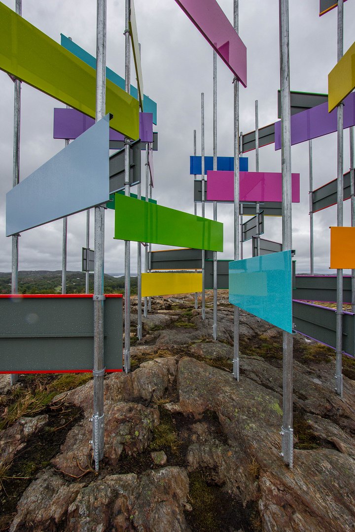 Pilane skulpturpark, Tjörn - juli 2014 flaggor