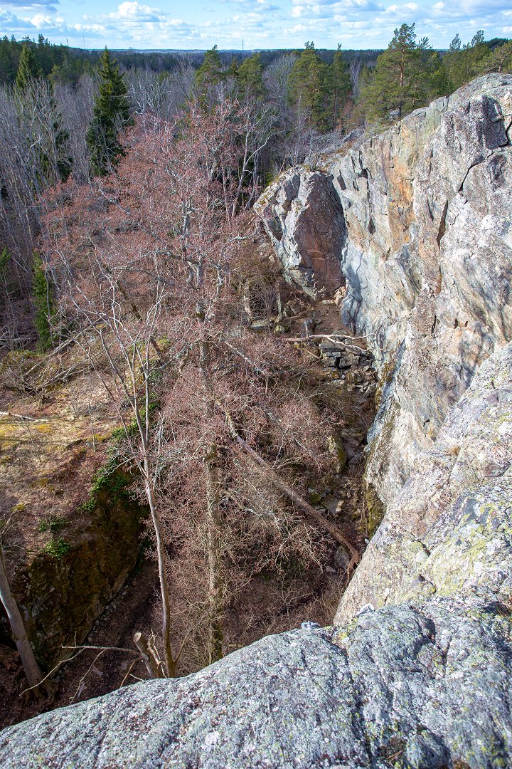 Skeviks grotta Gustavsberg - april 2019 klippan och traden