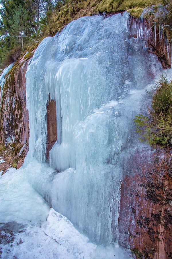 Törnskogens naturreservat - mars 2017 vattenfall av is