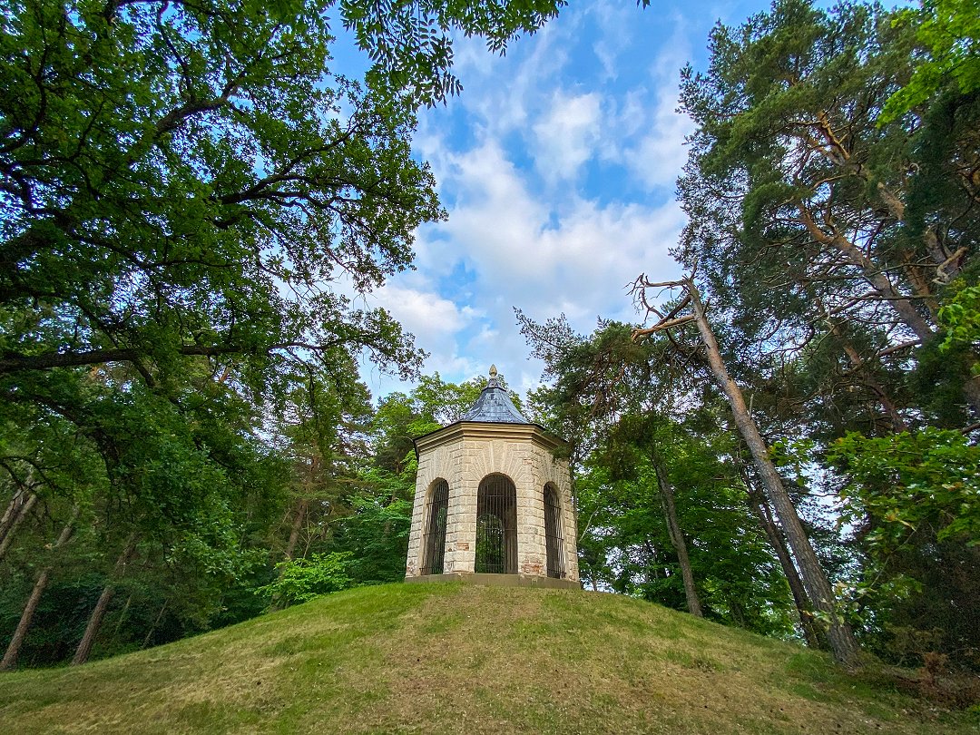Tempeludden, Hässelby - juni 2022 sten och himmel