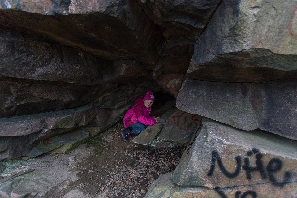 Haga slottsgrund - november 2014 ellie kryper in i grottan
