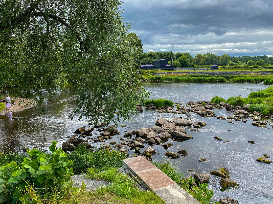 Strömsholms Slott - juli 2022 stenar i forsen