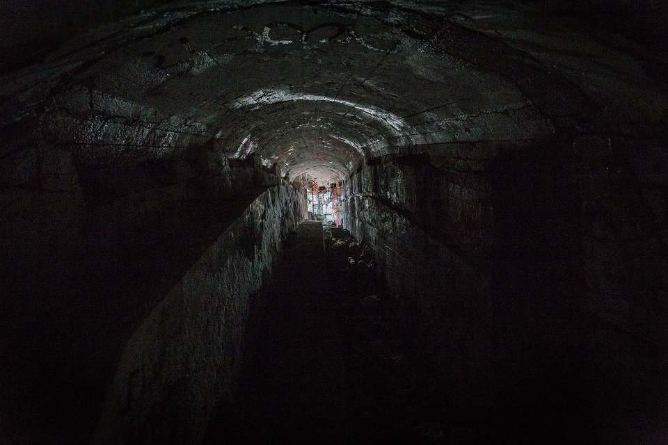 Lännafortet Skogås - april 2017 ljus i tunneln