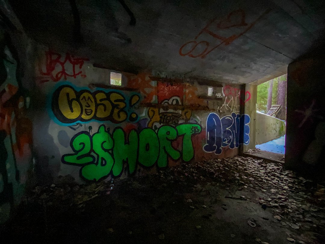 Skavlötens KSP bunker 1, Täby – februari 2023 green graffiti
