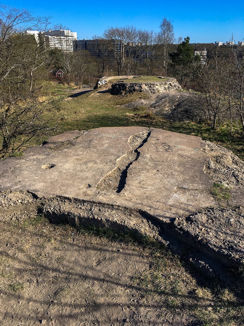 Tantolundens luftvärnsställning, Stockholm - april 2022 sprickor i betongen