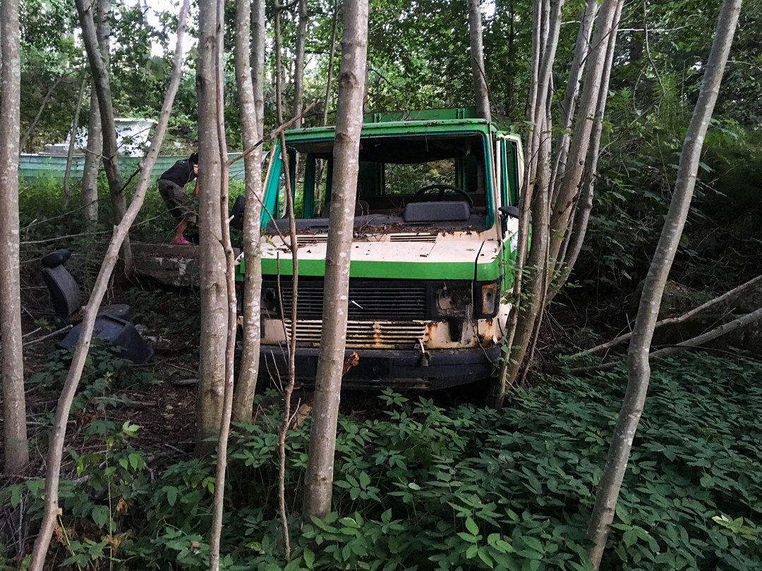 Servicebil Ulvön - juli 2018 bilen i skogen