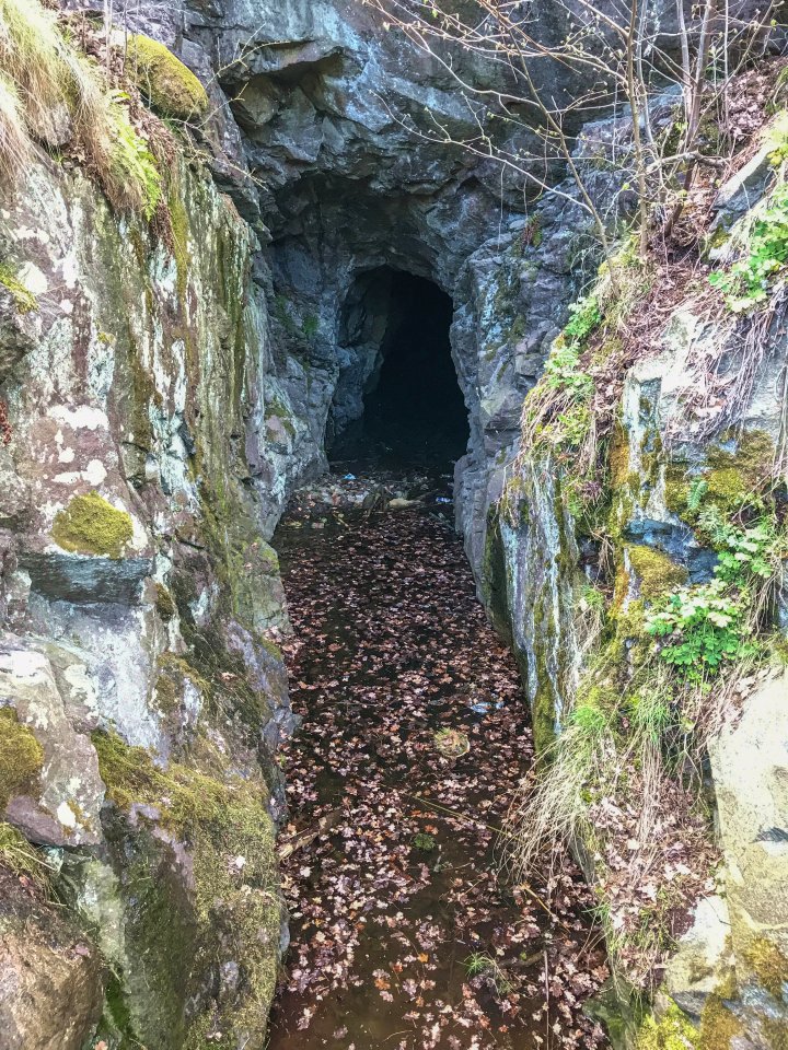 Hagaparken Grottan - maj 2017 vatten i grottan hagaparken