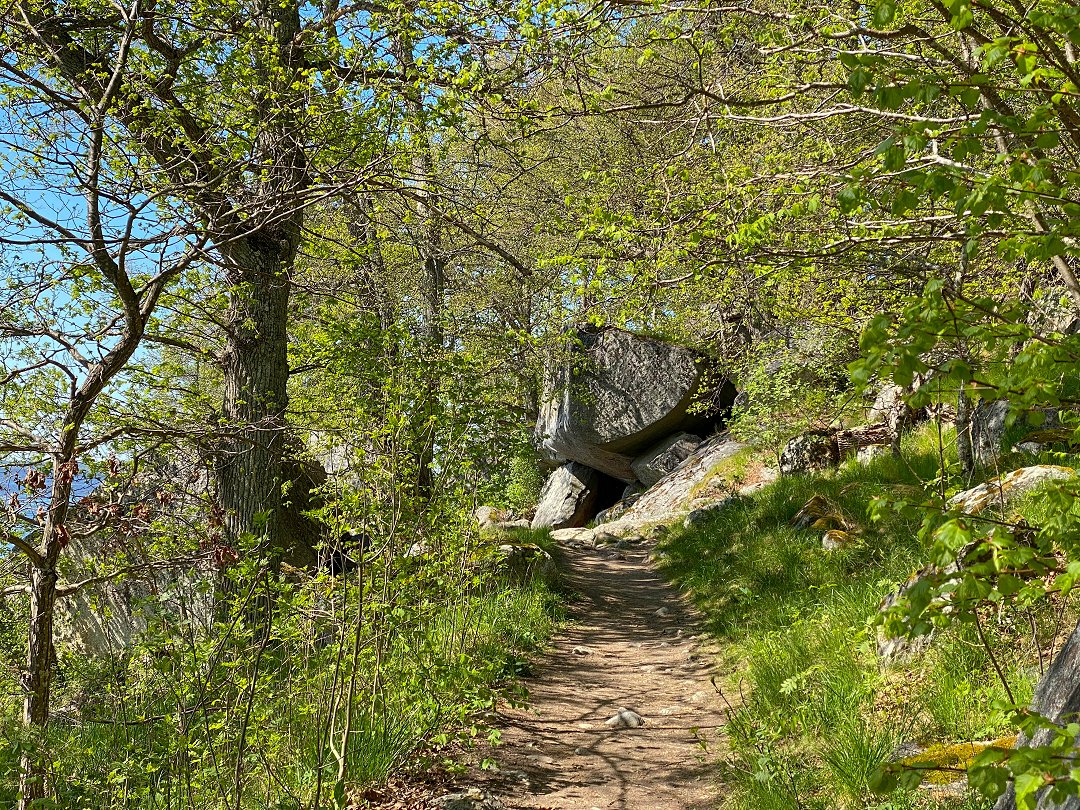 Kettils Grotta, Rosersberg - maj 2023 kettils stig
