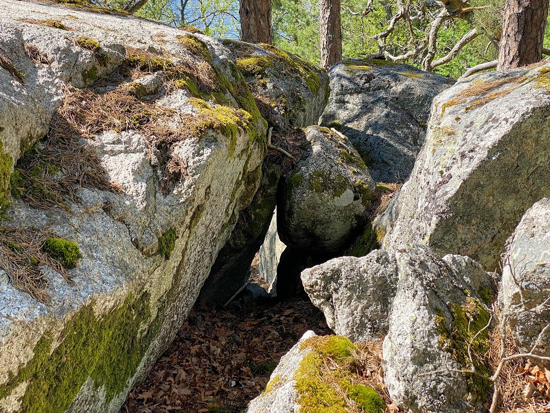 Kettils Grotta, Rosersberg - maj 2023 skreva