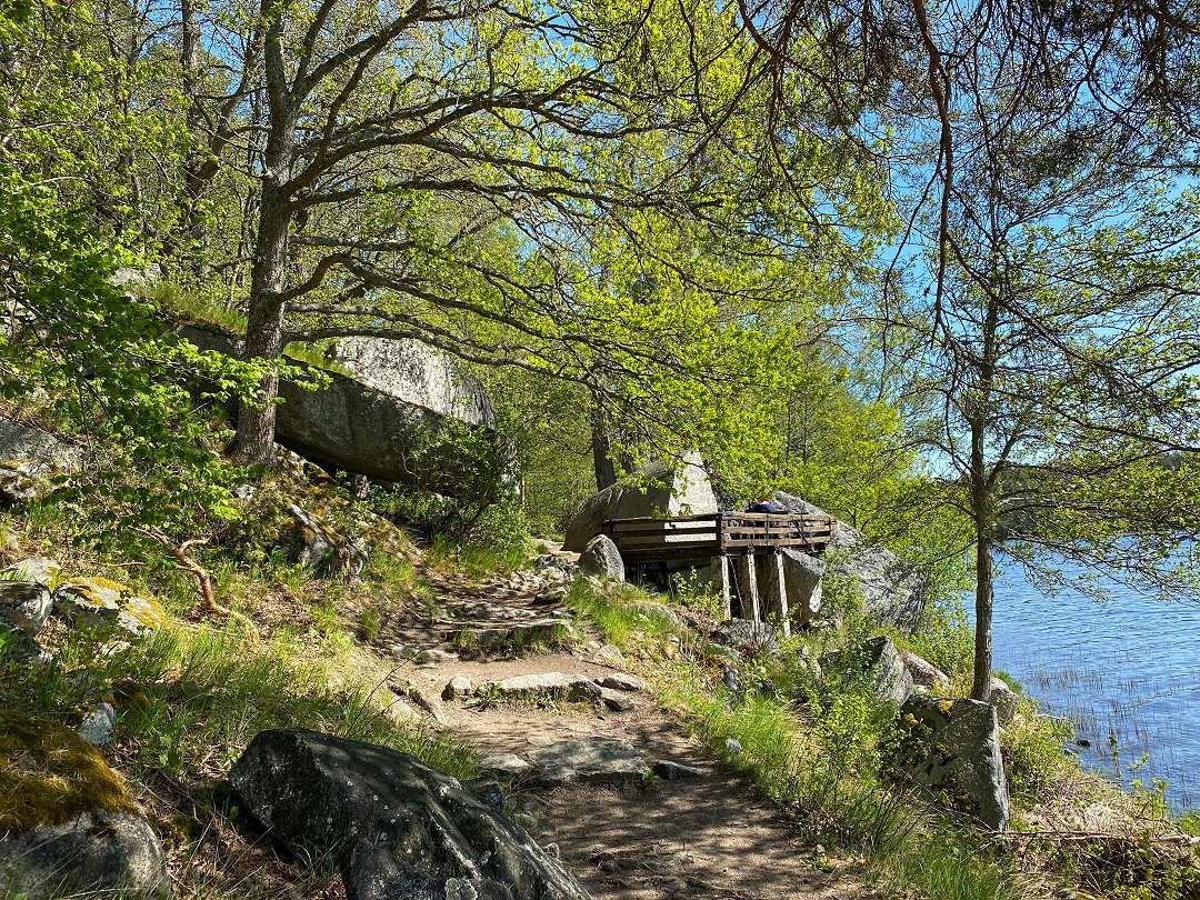 Kettils Grotta, Rosersberg - maj 2023 strand skog