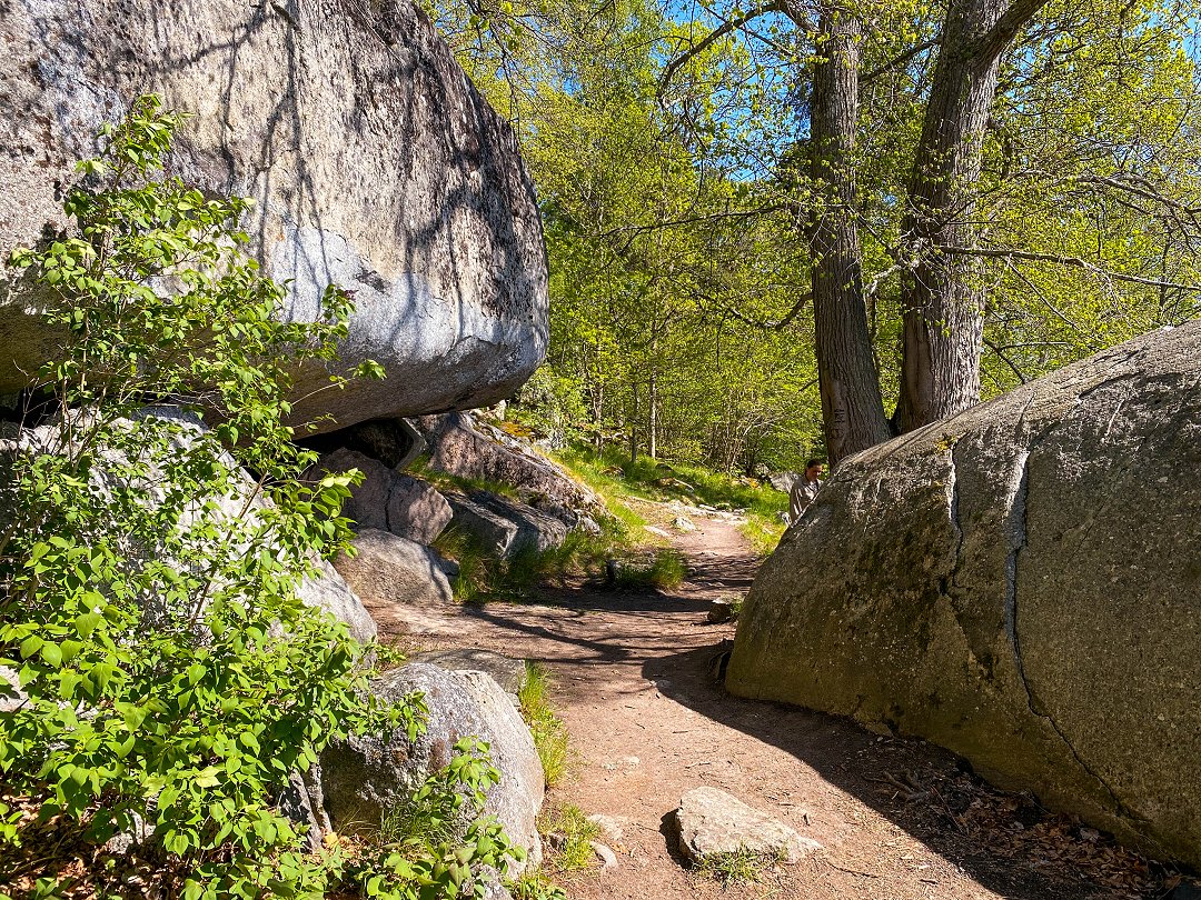 Kettils Grotta, Rosersberg - maj 2023 vag mellan klippor