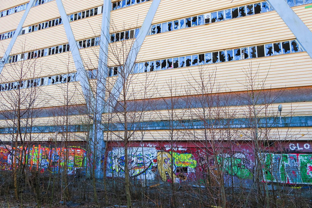 Färgfabriken, Lövholmen – mars 2019 graffiti langs vaggen