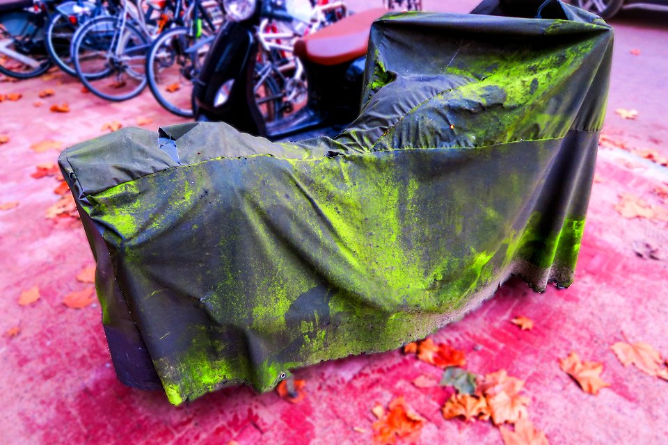 Oostenburgermiddenstraat Amsterdam - november 2017 green tarp bike