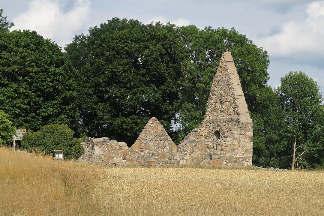 Össeby kyrkoruin Brottby - augusti 2018 ruin kyrka