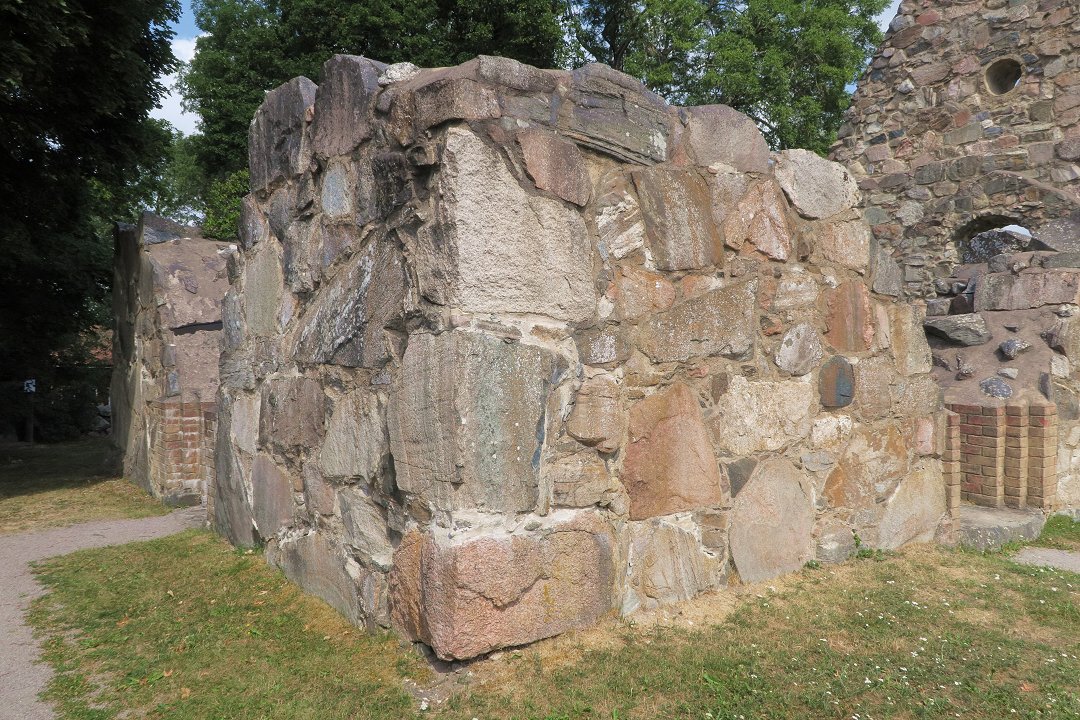 Össeby kyrkoruin Brottby - augusti 2018 stenar