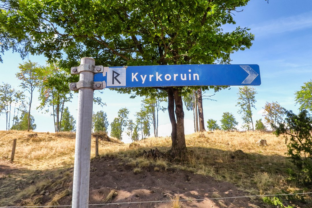 Hallsjö kyrkoruin Skåne - juli 2018