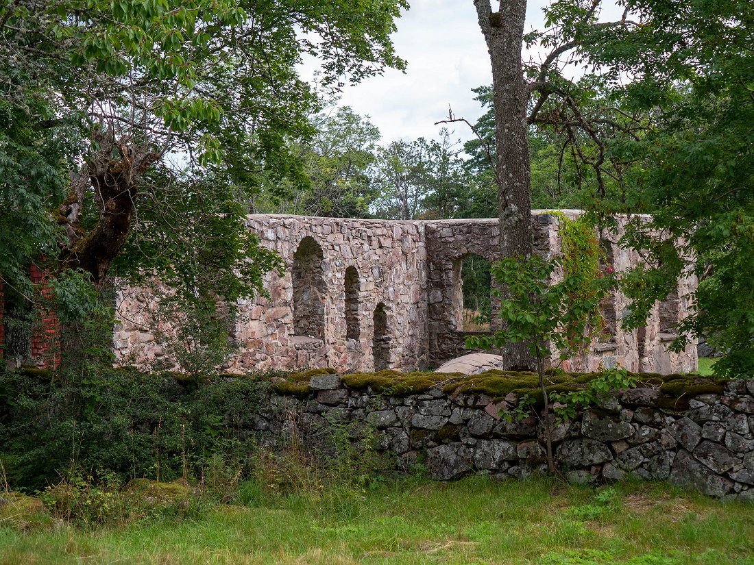 Lemnhults kyrkoruin - augusti 2019