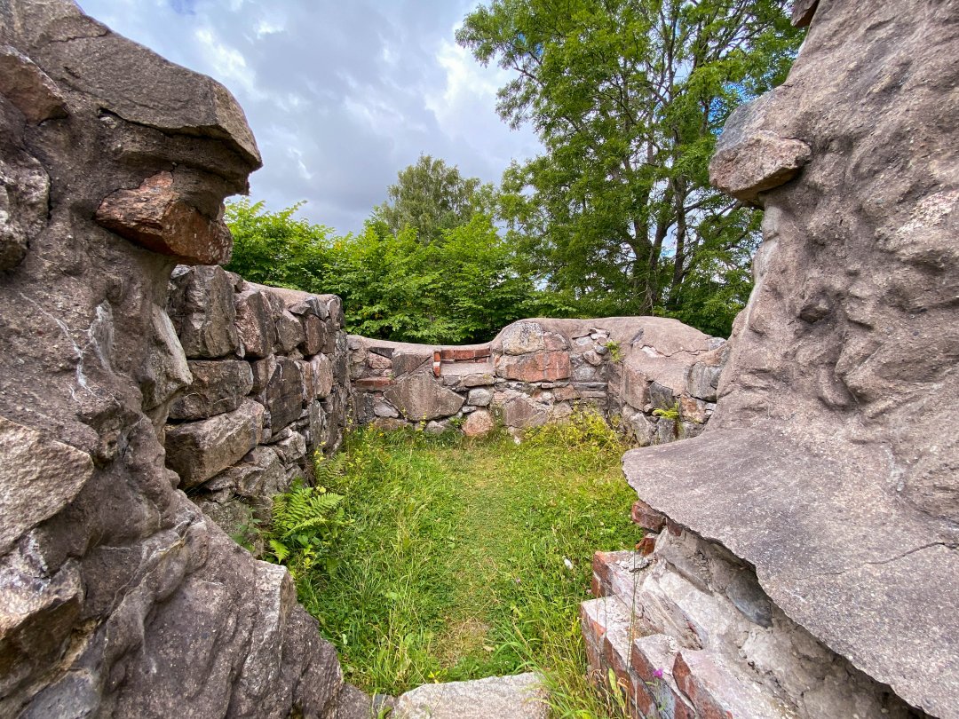 Lilla Rytterne kyrkoruin, Västerås - juli 2022