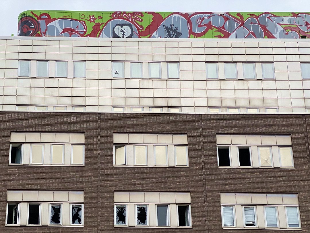 Kontorskvarter, Liljeholmen - 2022-23 graffiti pa taket