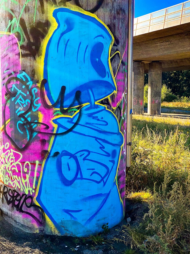Tensta Lagliga Graffitivägg - augusti 2022 bla spray burk