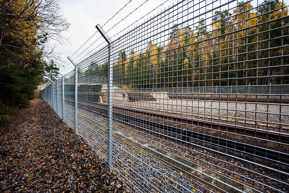 Kymlinge station Ursvik - november 2017 stangsel taggtrad
