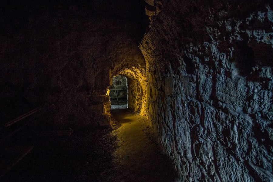 Bohus fästning - juli 2015 gult ljus i tunneln