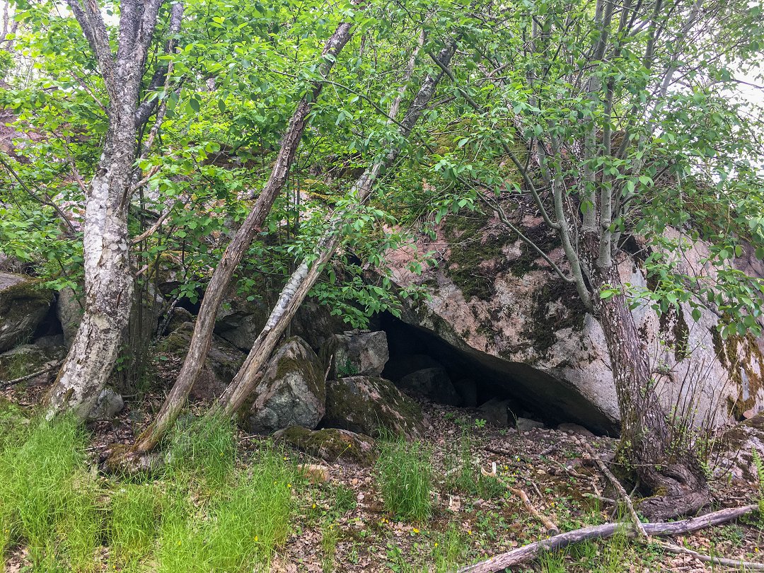 Broborg Fornborg Knivsta - maj 2021 grottan