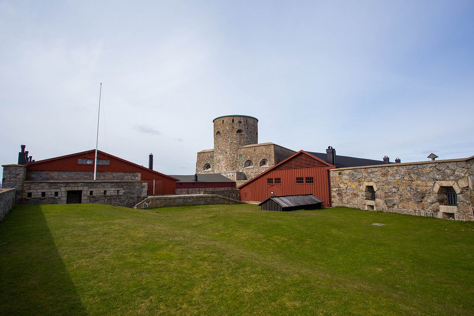 Carlstens fästning Marstrand - april 2017 gras torn