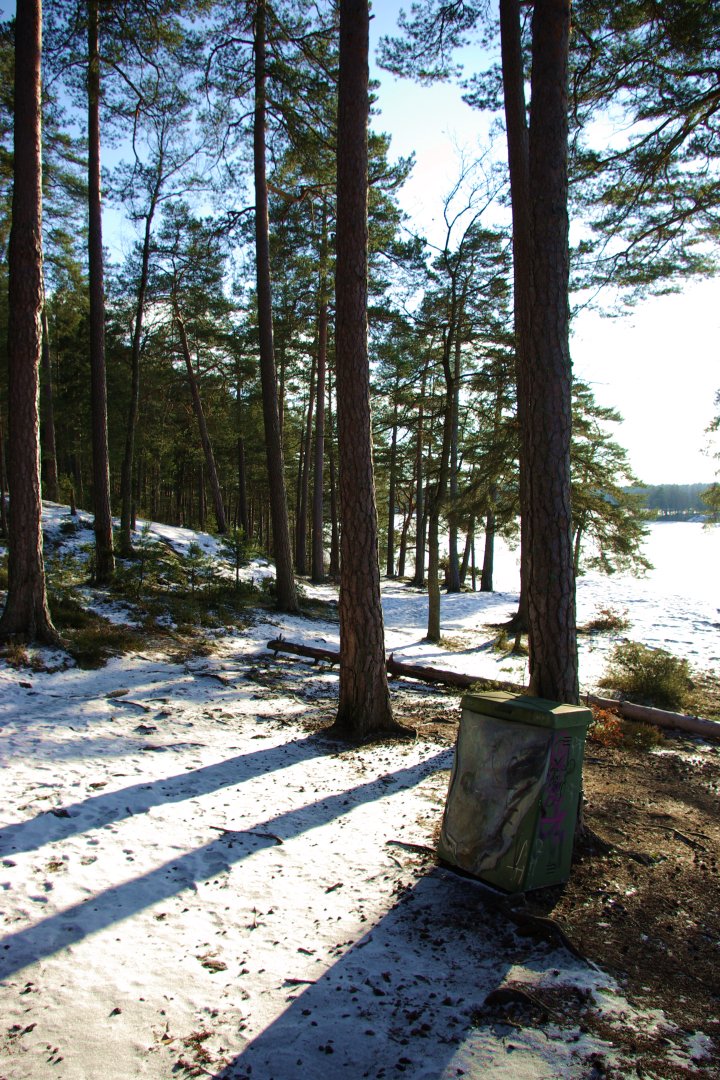Molnsättra naturreservat, Järfälla - oktober 2020 (feb 2009) soptunna