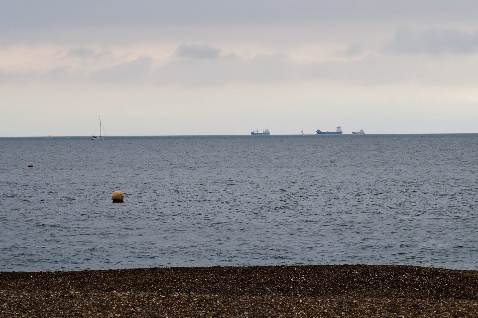 Portsmouth England - april 2018 tankfartyg vid horisonten