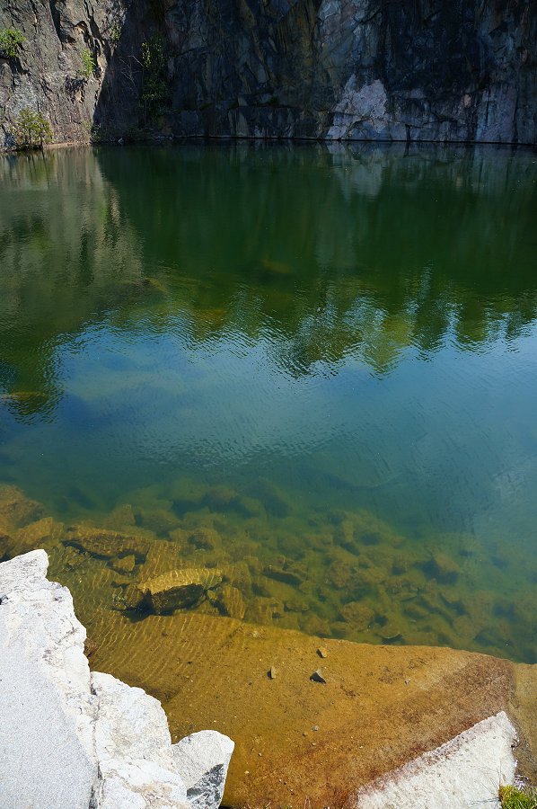 Stenhamra stenbrott - maj 2012 gront och gult lagun vatten