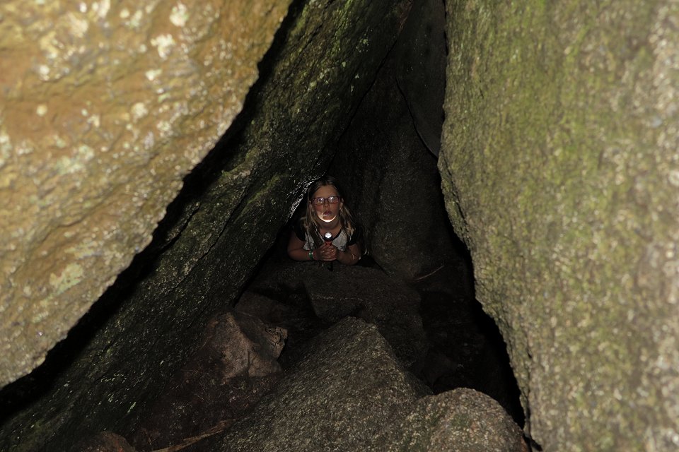 Trollegaters naturreservat - juli 2017 ellie ar nere i grottan