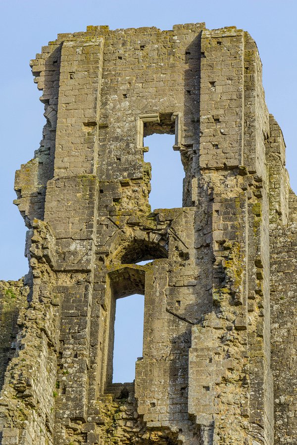 Corfe Castle - december 2015 tower cracked