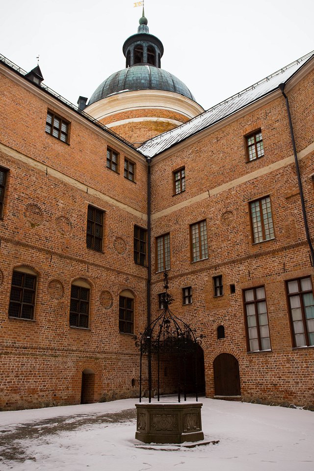 Gripsholms slott Mariefred - februari 2018 brunnen inre slottsgarden