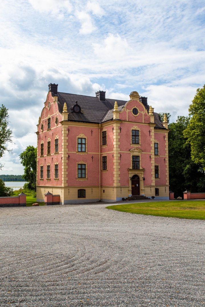 Skånelaholms slott - augusti 2019 krattat