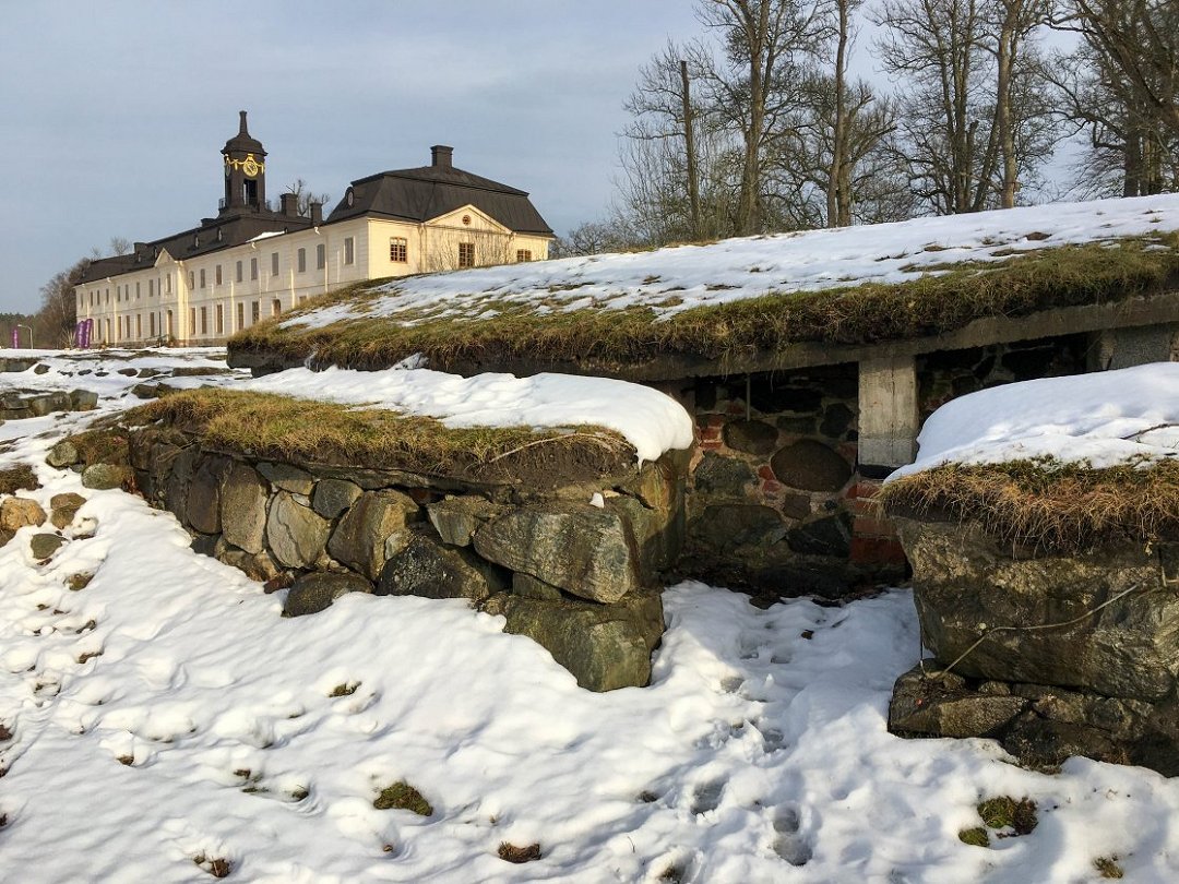 Svartsjö slottsruin, Ekerö - februari 2021 slottet i bakgrunden