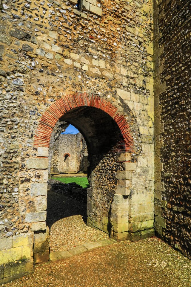 Wolvesey castle Winchester - april 2018 roman red door