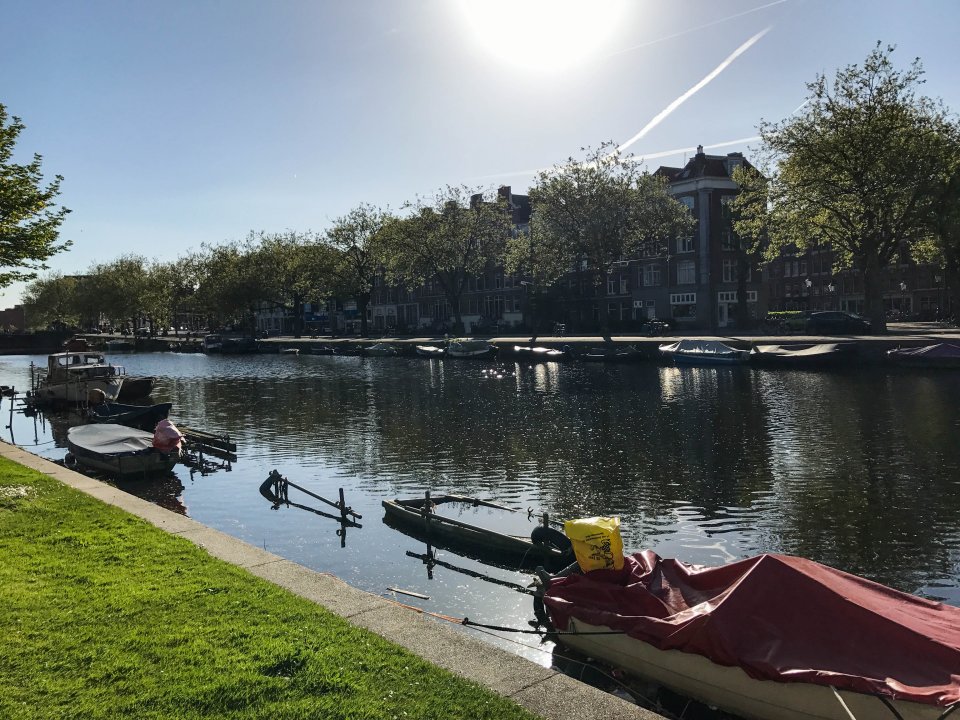 Amsterdam Alexanderkade - maj 2017 solen over kanalen