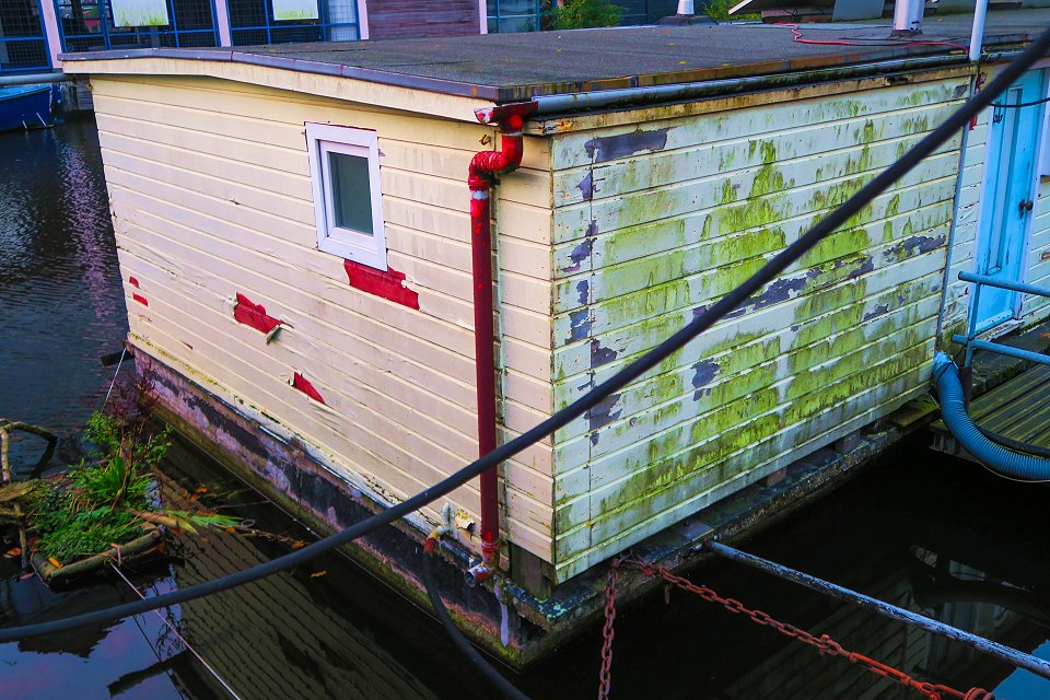 Cruquiuskade Amsterdam - november 2017 house boat green mold