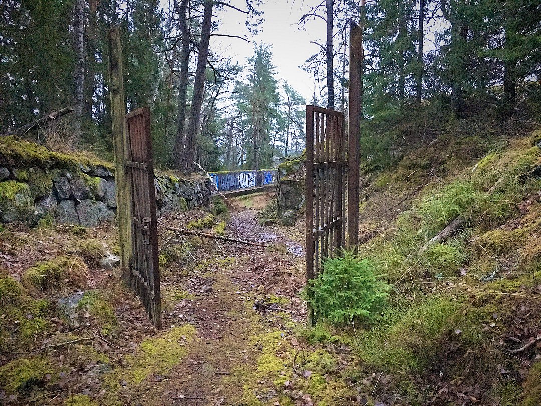 Atomlagret, Värmdö - december 2020 the gate