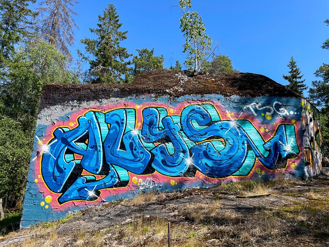 Bunker och skyttevärn, Hansta - juni 2023 bunker 03 graffiti