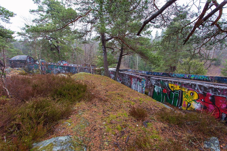 Lännafortet Skogås - april 2017 graffiti och betong