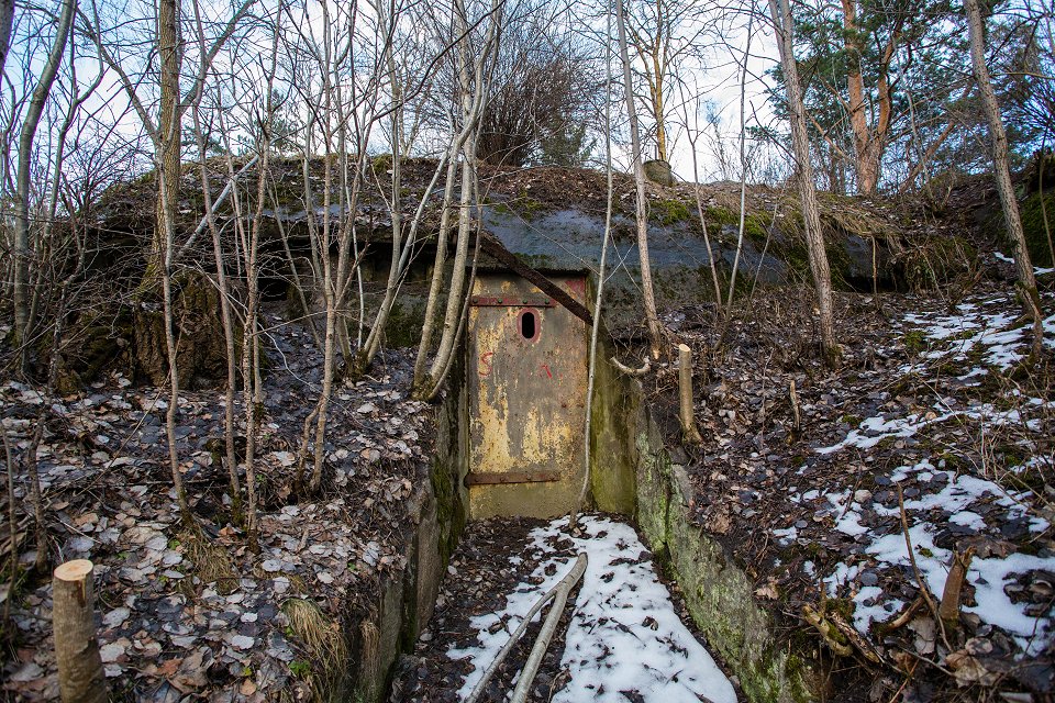 Lugnetfortet Arninge - mars 2017 bunker dorr