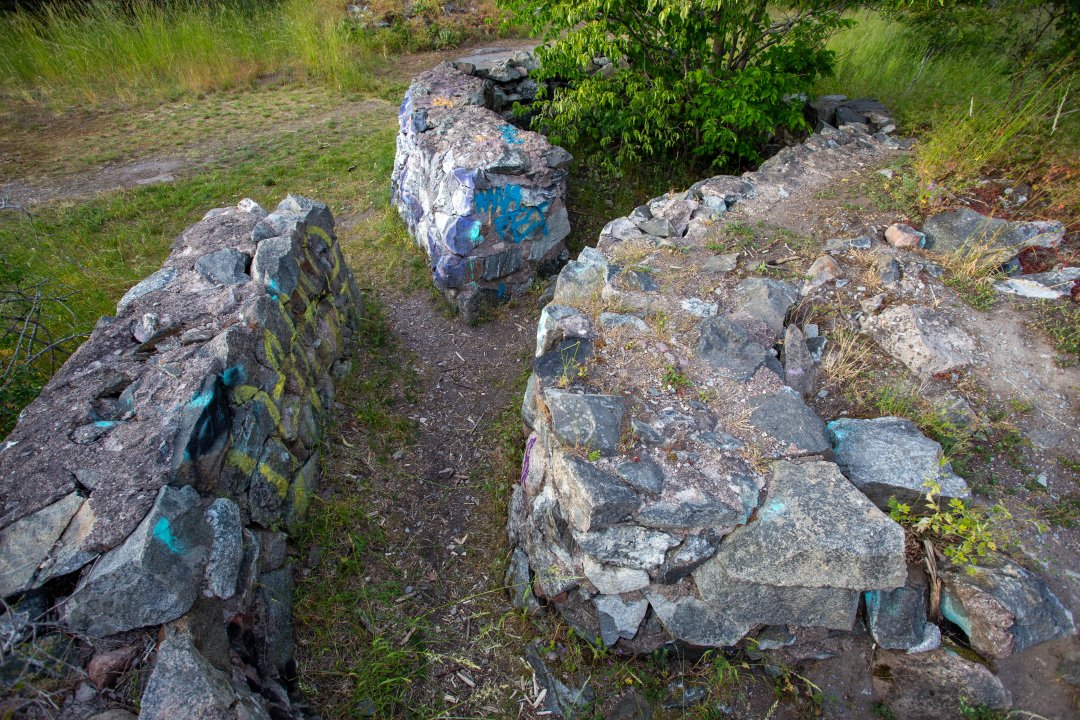 Tivolibergets Luftvärnsställning, Bergshamra – juni 2020 sten maskar