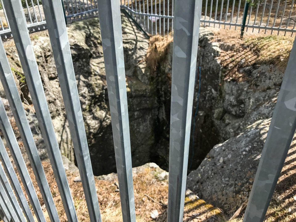 Hagaparken Grottan - maj 2017 vagen ar sparrad