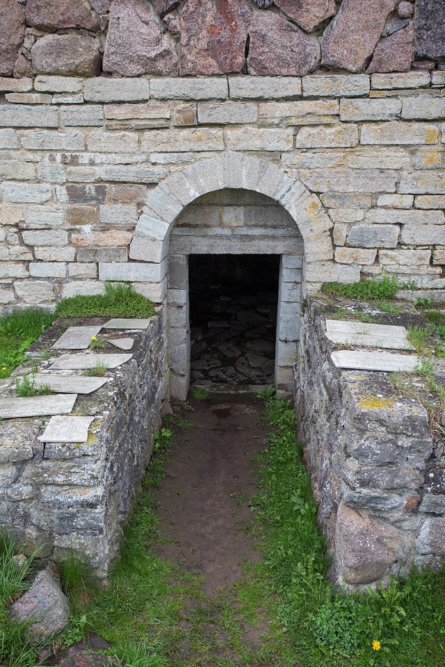 Alvastra klosterruin - maj 2018 cellar door